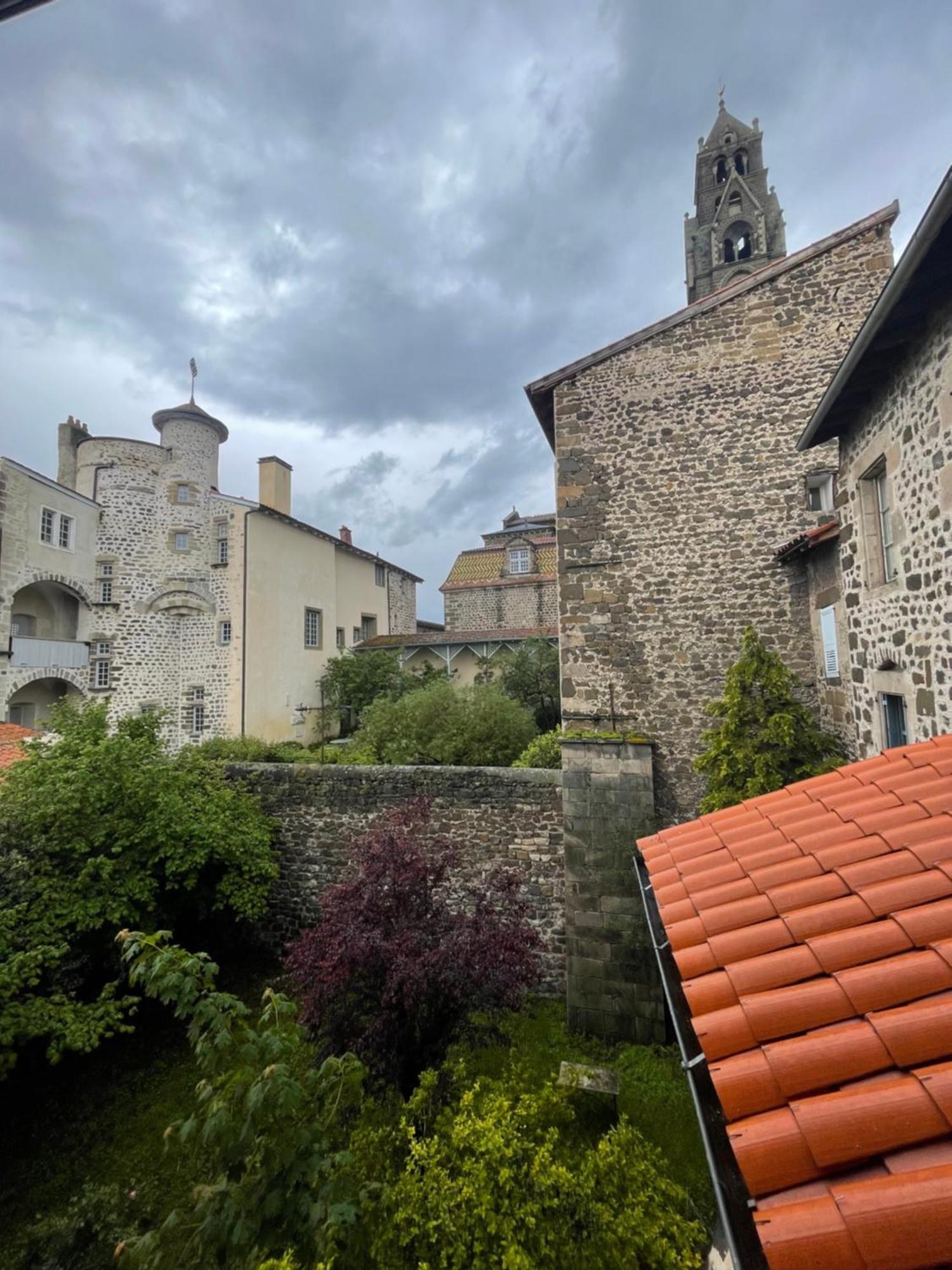Aux Portes Du Mont Anis Le Puy-en-Velay Chambre photo
